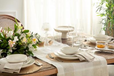 FESTIVE AIR AT HOMES AND TABLES WITH ENGLISH HOME